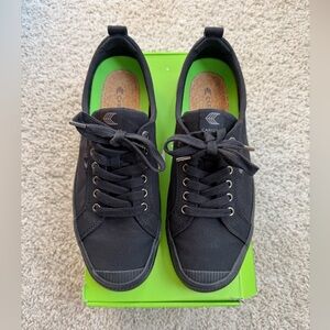 Cariuma OCA Low All Black Canvas Sneaker M10 / W11.5